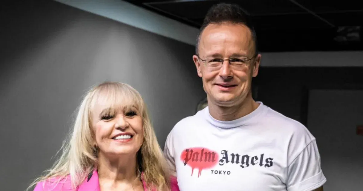 220 felett: Szijjártó ízléses, 225 eurós pólóban bulizott a Neotonon