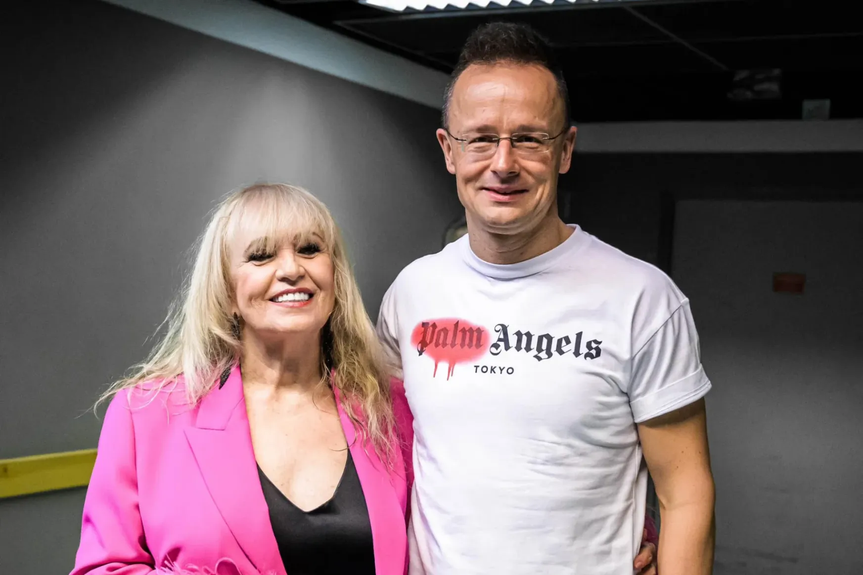 220 felett: Szijjártó ízléses, 225 eurós pólóban bulizott a Neotonon
