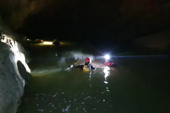Két kilométerre a bejárattól rekedt öt ember egy szlovén barlangban a hirtelen lezúduló eső miatt