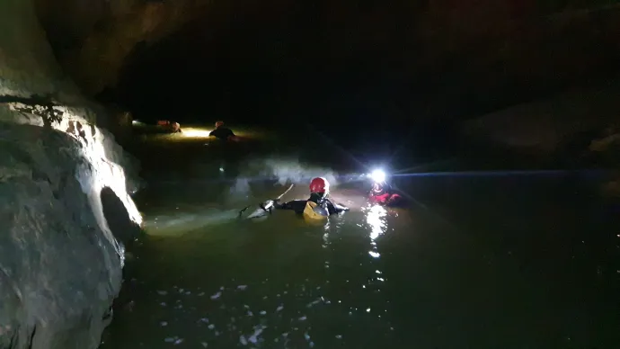 A helyszínen tartózkodó barlangi mentők akció közben – Fotó: Cave Rescue Service Of Slovenia / Reuters