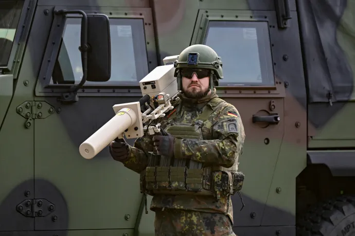 Német katona HP 47-es drónzavaróval – Fotó: Ina Fassbender / AFP or licensors