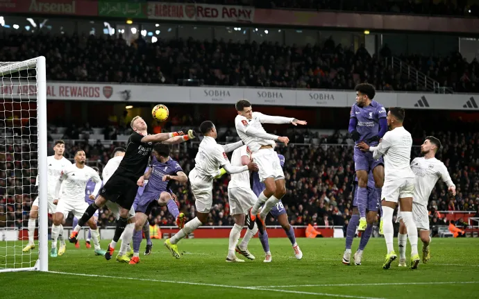Jakub Kiwior öngólt fejel az Arsenal–Liverpool meccsen az FA-kupa harmadik fordulójában – Fotó: Dylan Martinez / Reuters