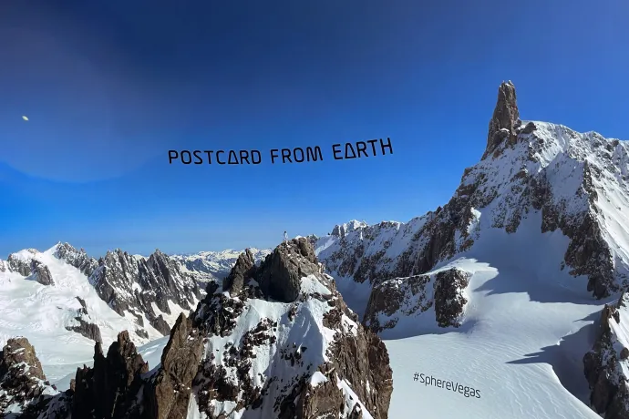 A film záróképe, a cím alatt egy emberrel, aki csak kirándulni jár a Földre – Fotó: MSG Sphere