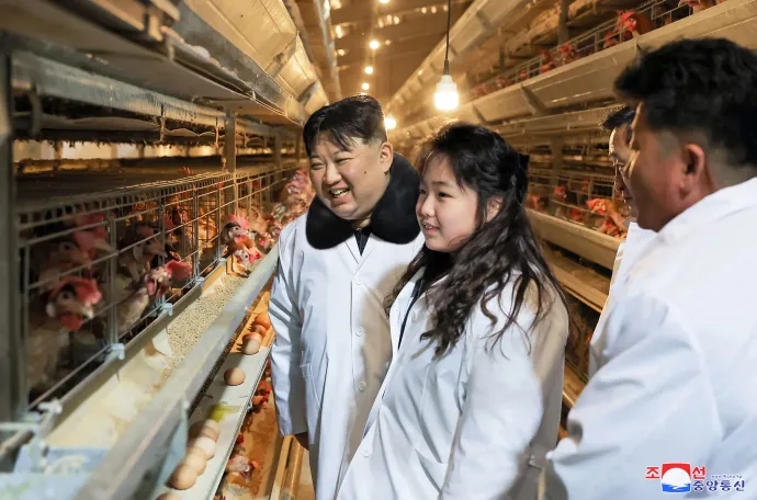 Kim Dzsongun a kislányával egy csirkefarmon január 7-én. Ezt a képet tette közzé róla az állami média a feltételezett születésnapján – Fotó: STR / KCNA VIA KNS / AFP