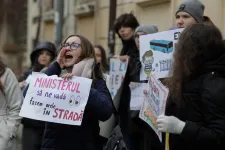 Az ingázó iskolások ingyenes utazásának megoldásáért tüntettek Bukarestben