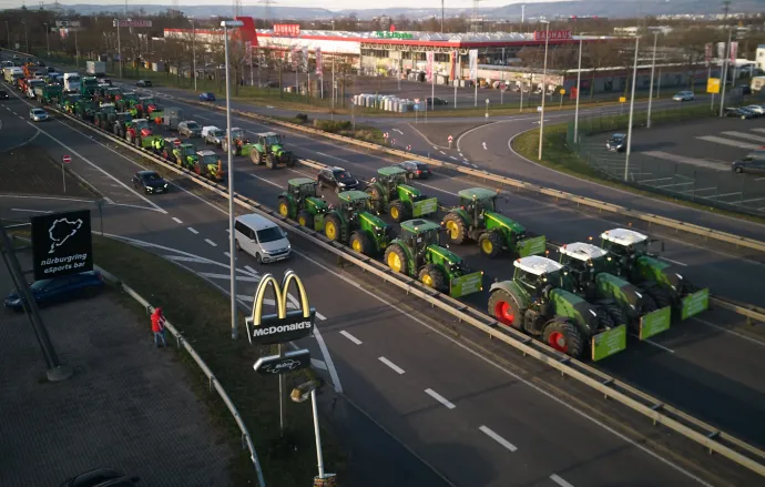 Gazdák traktorjaikkal elzárják a 9-es szövetségi utat Koblenz közelében 2024. január 8-án – Fotó: Thomas Frey / DPA