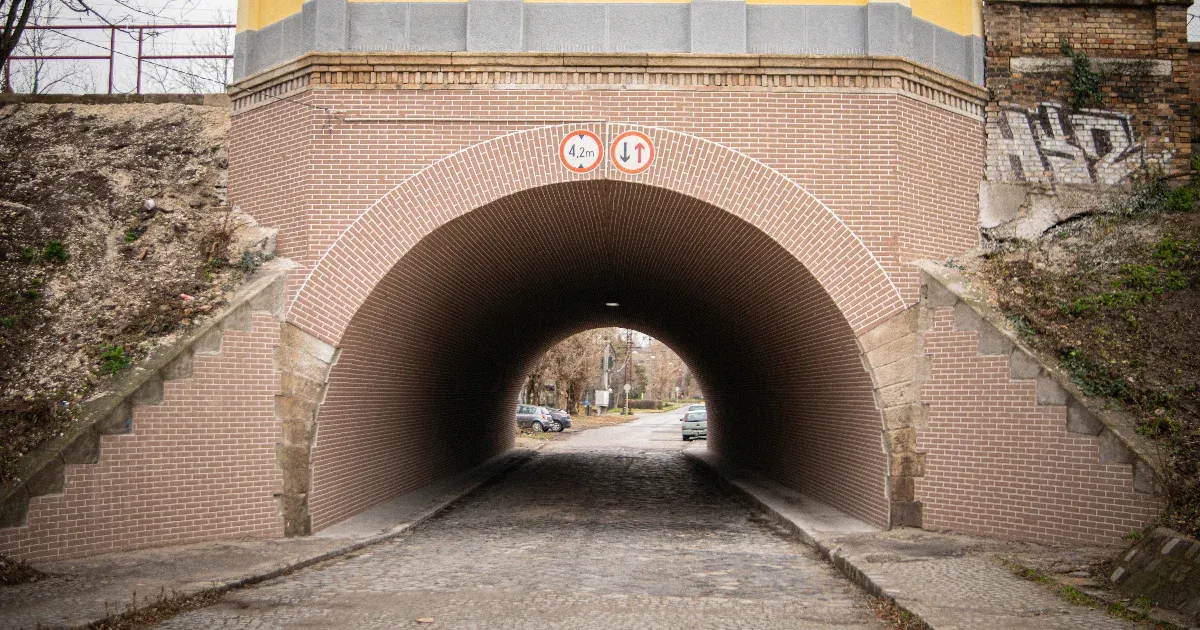Kamutégla-vakolással fedték be a 165 éves téglaalagutat Szegeden