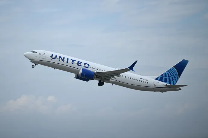 A United Airlines egyik Boeing 737 MAX 9-es típusú repülőgépe száll fel a Los Angeles-i Nemzetközi Repülőtérről 2023. szeptember 11-én – Fotó: Patrick T. Fallon / AFP