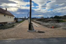 Mosonmagyaróvár után most Gyirmóton jelent meg egy villanyoszlop az utca közepén