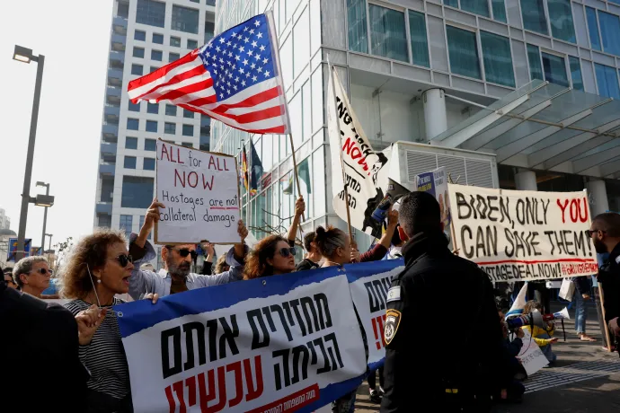 Emberek tüntetnek a tel-avivi David Kempinski Hotel előtt 2024. január 9-én – Fotó: Evelyn Hockstein / Reuters