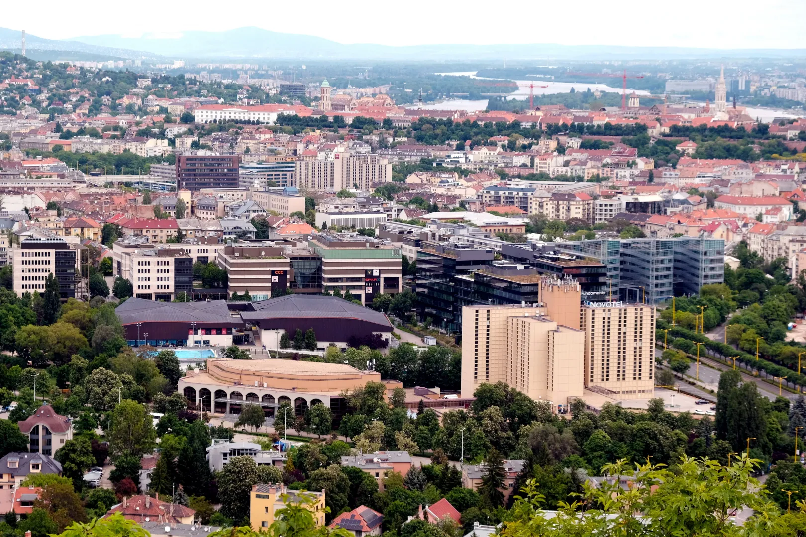 Látkép a Sas-hegyről, előtérben a Budapesti Kongresszusi Központ (1984) és a Hotel Novotel City Budapest (1982) épülete – Fotó: Nagy Zoltán / MTI Bizományosi