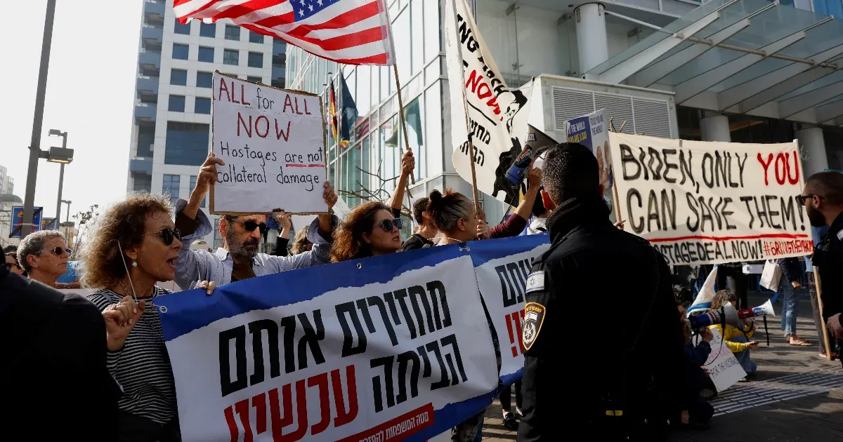 Tüntettek a tel-avivi hotel előtt, ahol Blinken és Izrael elnöke találkoztak