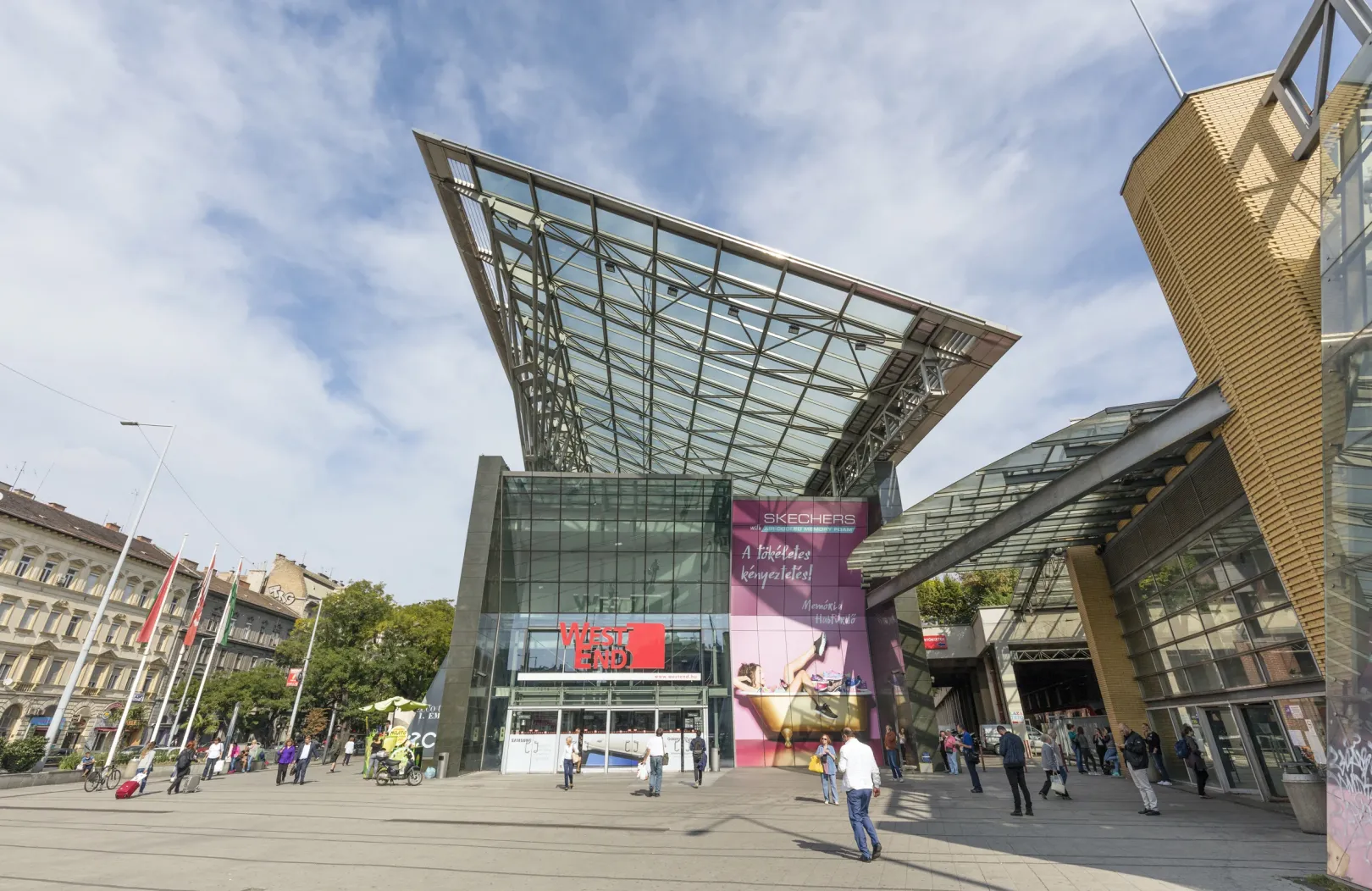 A WesEnd City Center bevásárlóközpont (2000) bejárata – Fotó: Posztos / Shutterstock