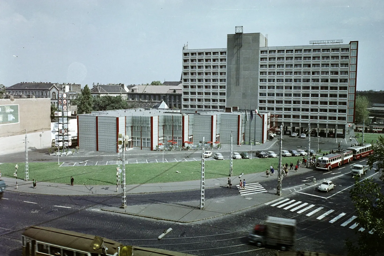 A Hotel Volga (1971) épülete a Dózsa György út és a Váci út kereszteződésénél. A szállodát 2012-ben bontották le, ma irodaház és magánkórház áll a helyén – Fotó: Bauer Sándor / Fortepan