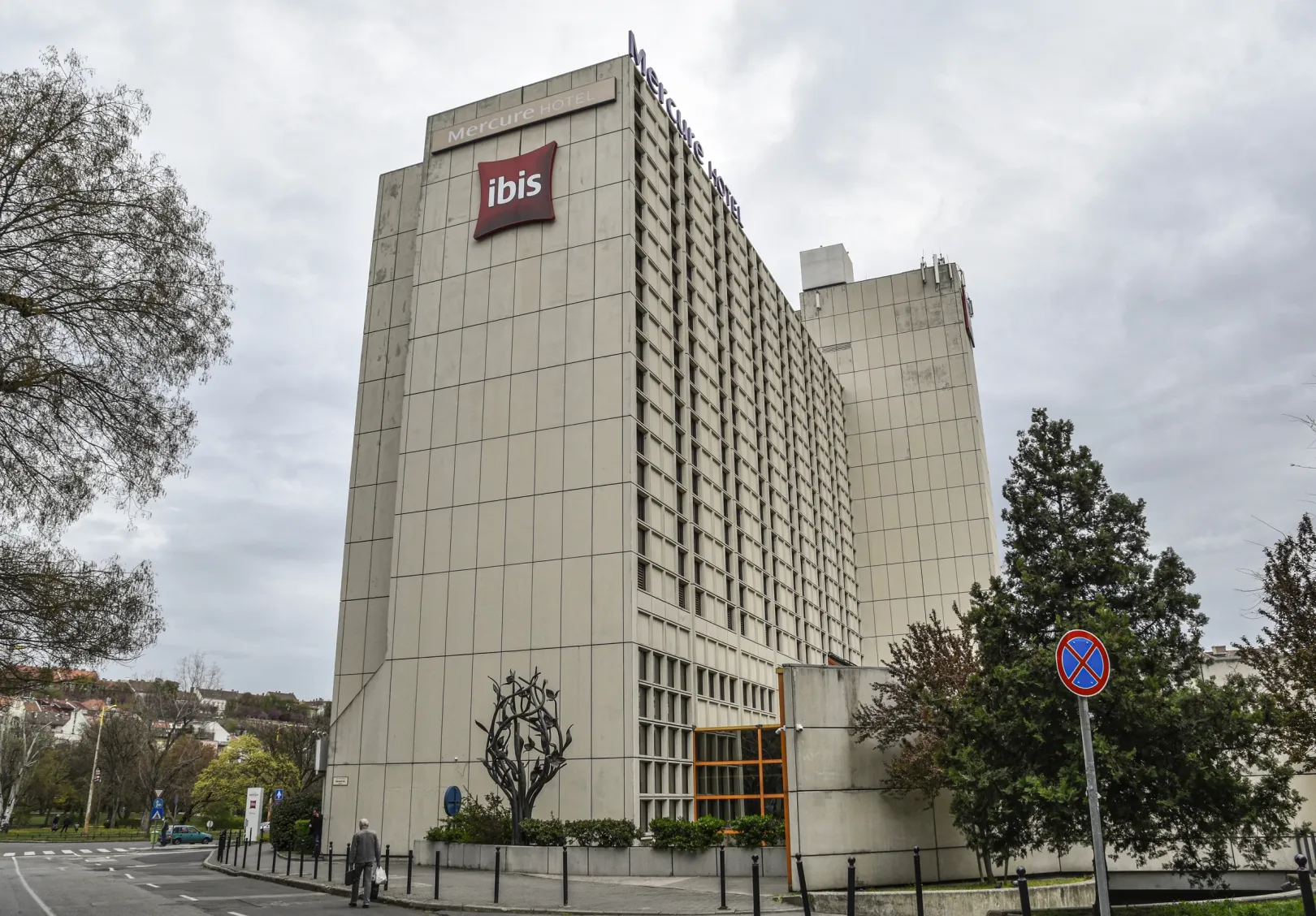 A korábbi Hotel Buda Penta (1982), mai Mercure Budapest Castle Hill Szálloda épülete a Déli pályaudvar közelében a főváros I. kerületében, a Krisztina körúton – Fotó: Róka László / MTI Bizományosi