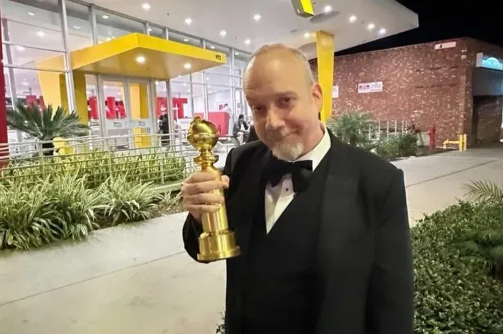 Paul Giamatti még szmokingban, egy gyorsétteremben burgerezve ünnepelte a Golden Globe-díját