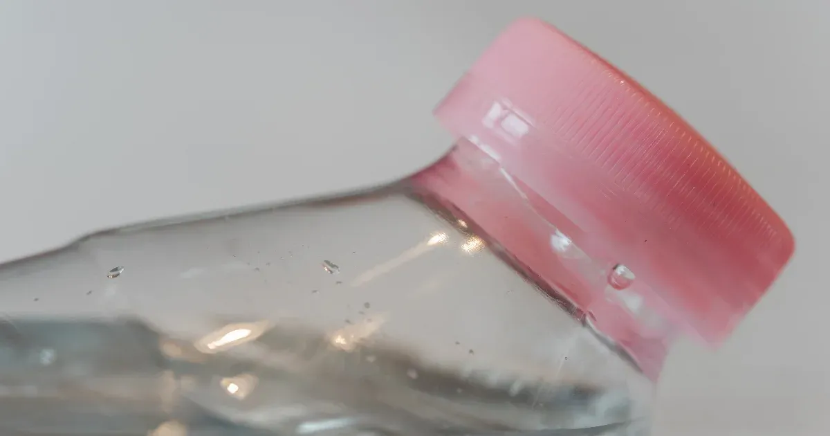 Százszor több nanoműanyag-részecske van a műanyag palackokban árult vízben, mint gondolták