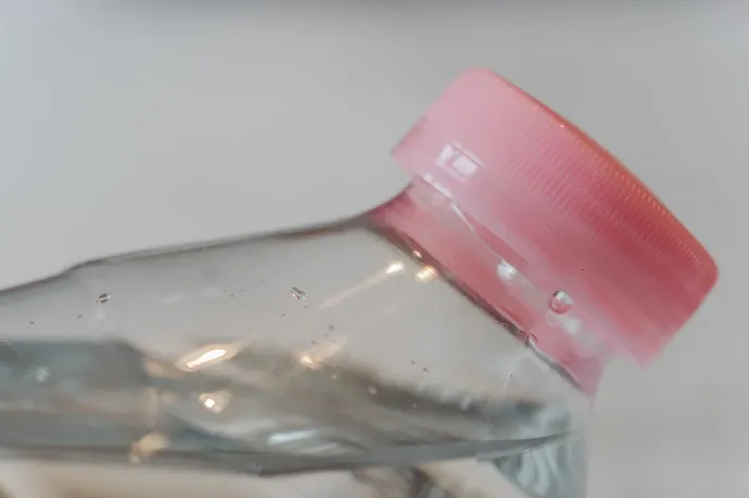 Százszor több nanoműanyag-részecske van a műanyag palackokban árult vízben, mint gondolták