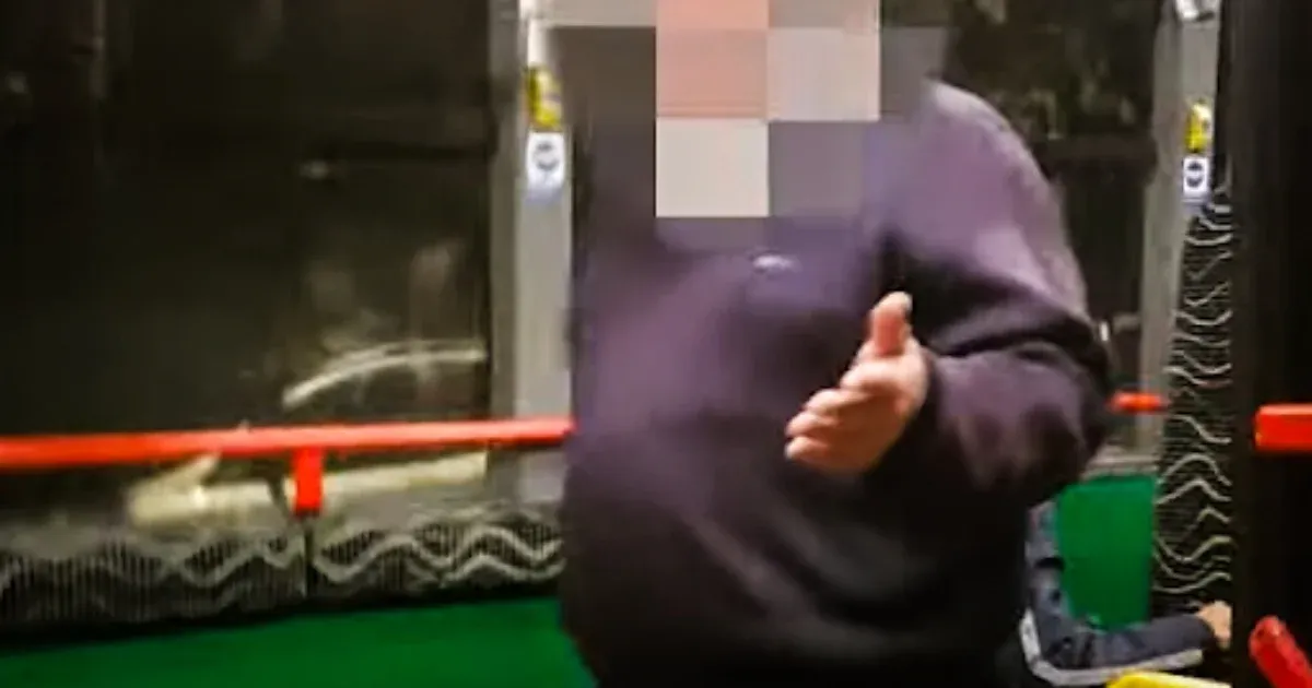 Egy agresszív kispesti buszsofőr gyalázta egy kerekesszékes utas kísérőjét, és nekitámadt