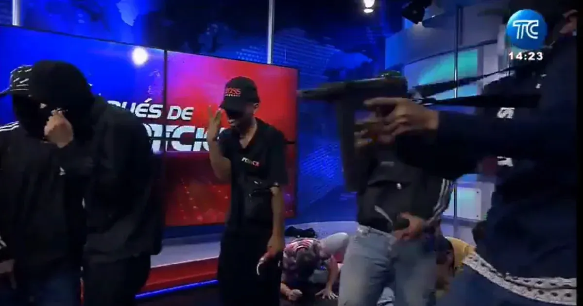 Asaltantes portando ametralladoras ocuparon el estudio de un canal de televisión ecuatoriano durante una transmisión en vivo