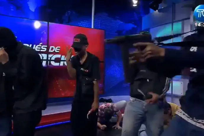 Élő adás közben foglalták el gépfegyveres támadók az egyik ecuadori tévécsatorna stúdióját
