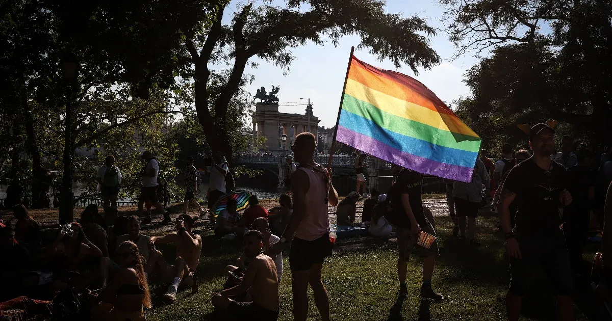 4125 gyereket nevelnek szivárványcsaládokban Magyarországon