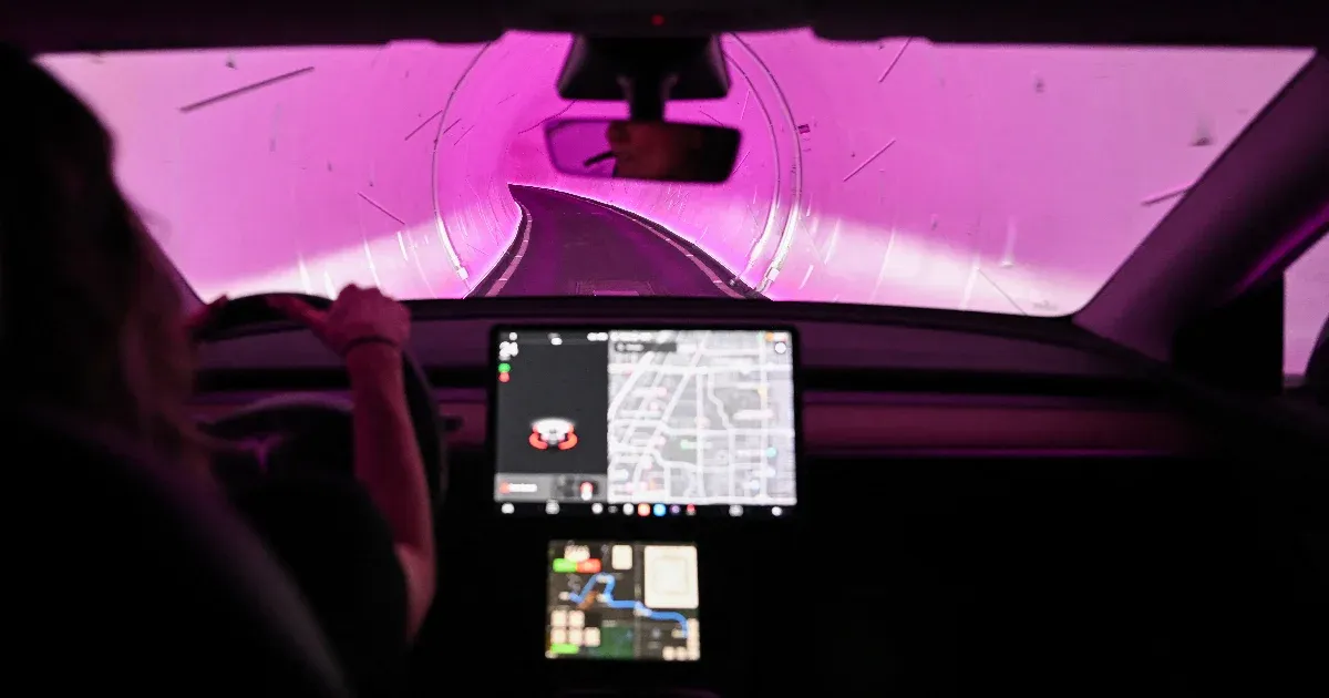 Kipróbáltuk, milyen Elon Musk Las Vegas-i Tesla-alagútjában autókázni
