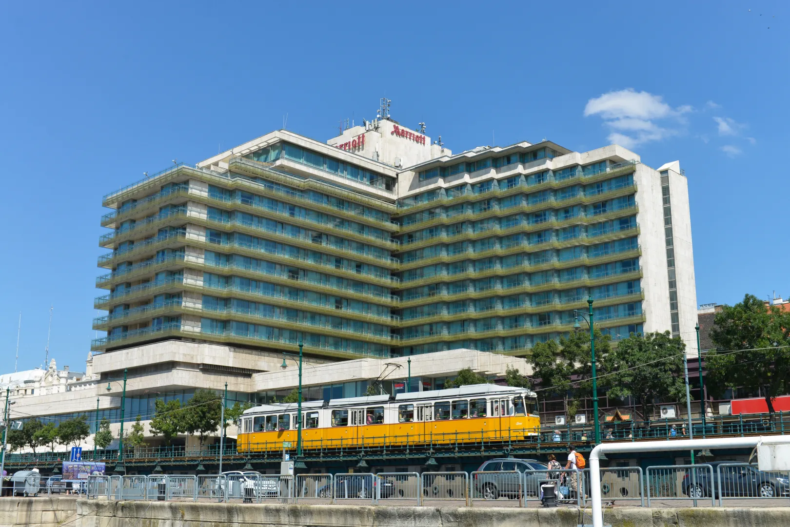 A Budapest Marriott Hotel (1969) épülete a mai napig meghatározza a budapesti dunai panorámát – Fotó: Ullstein Bild / Getty Images