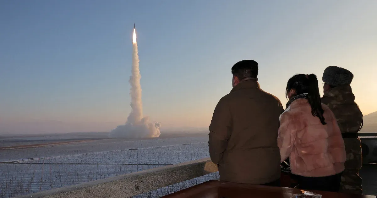 Kim Dzsongun tüzérségi erőfitogtatással jelentkezett be, aminek egyértelmű üzenete van