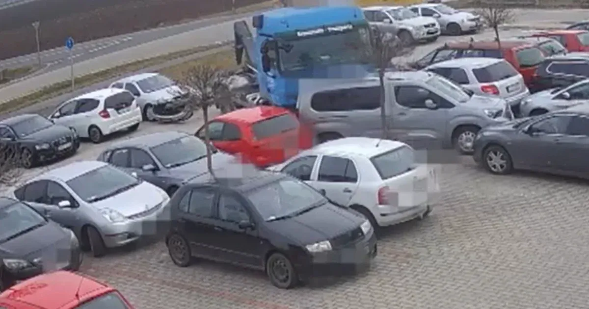 Elájult vezetés közben egy darus kamion sofőrje Mosonszolnokon, 13 kocsit tört össze egy parkolóban