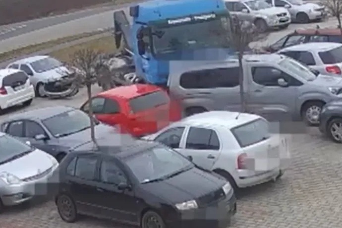 Elájult vezetés közben egy darus kamion sofőrje Mosonszolnokon, 13 kocsit tört össze egy parkolóban