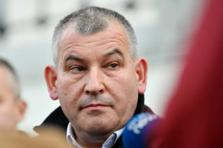 Gálfi Árpádot többrendbeli hivatali visszaéléssel vádolja a korrupcióellenes ügyészség