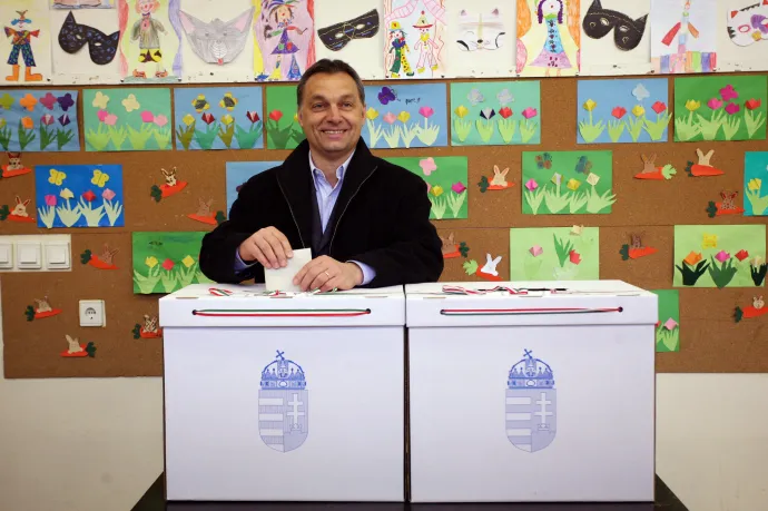 Orbán Viktor 2008. márcuis 9-én a főváros XII. kerületének 53-as választókörében leadja szavazatát a tandíj, a vizitdíj és a kórházi napidíj kérdésében kiírt népszavazáson – Fotó: Pörneczi Bálint / AFP