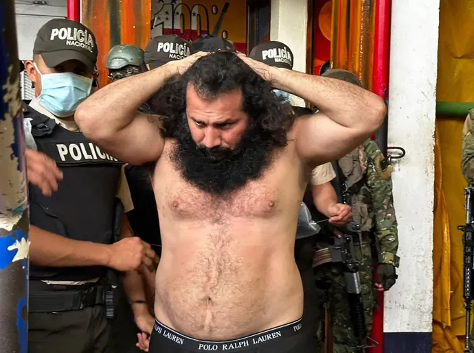 Adolfo Macías, azaz Fito, a Los Choneros bűnbanda vezetőjét szállítják egy szigorúan őrzött komplexumba 2023 augusztusában – Forrás: Ecuadori Fegyveres Erők / AFP