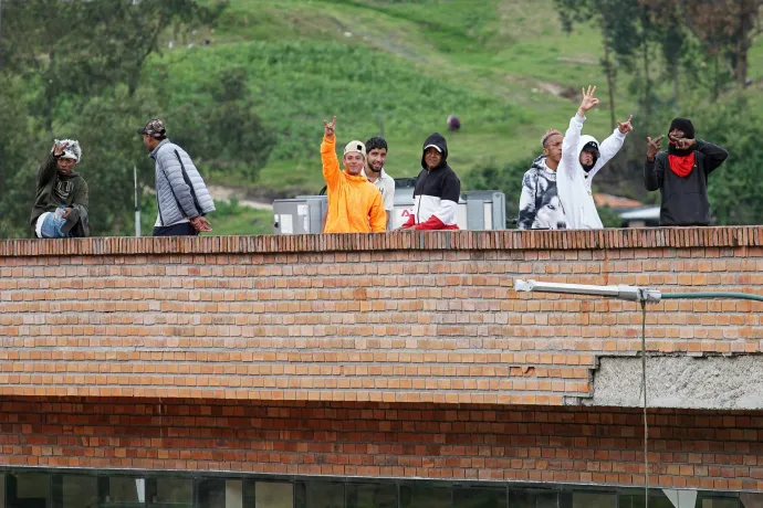 Fogvatartottak az általuk elfoglalt Turi börtön tetején az ecuadori Cuencában 2024. január 8-án – Fotó: Fernando Machado / AFP