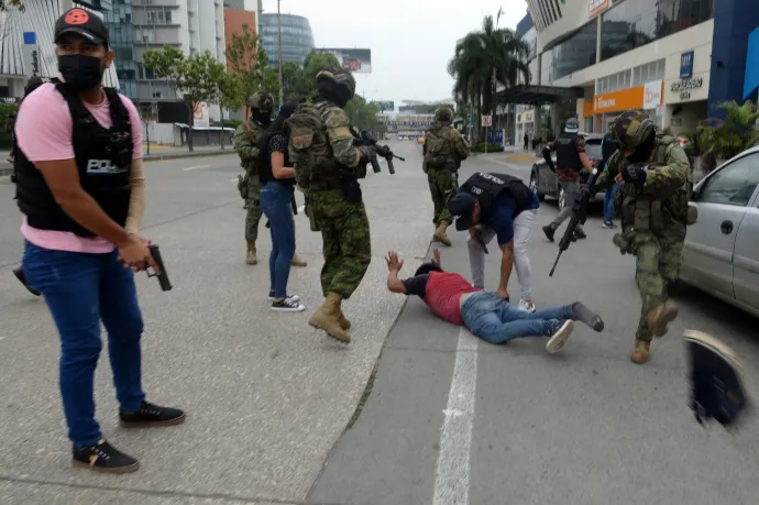 Az ecuadori rendőrség letartóztatja az egyik fegyverest, aki betört a televízió stúdiójába 2024. január 9-én – Fotó: Jose Orlando Sanchez Lindao / Anadolu Agency / AFP