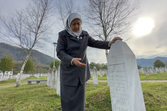 Fadila Efendic rokona sírjánál a srebrenicai temetőben – Fotó: Elman Omic / Anadolu / AFP