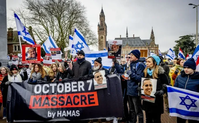 Izrael-pártiak tüntetnek a Nemzetközi Bíróságon (ICJ) épülete előtt, miközben odabent az Izrael ellen indított népirtási ügy tárgyalása zajlik Hágában 2024. január 11-én – Fotó: Robin Utrecht / AFP 