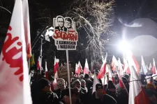 A PiS tömegeket szólított az utcákra Varsóban, a lengyel elnök újra kegyelmet adna az őrizetbe vett politikusoknak