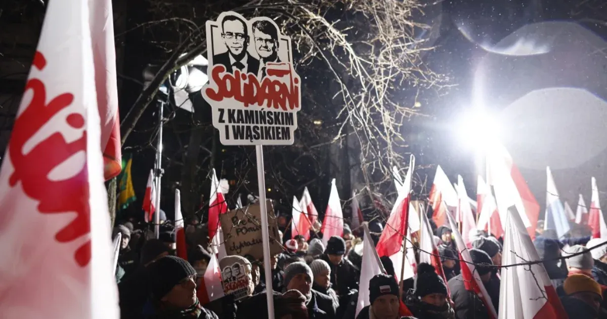A PiS tömegeket szólított az utcákra Varsóban, a lengyel elnök újra kegyelmet ad az őrizetbe vett politikusoknak
