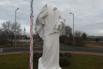 Egy román férfi fejezte le a dunavecsei Szűzanya-szobrot, videó is készült róla