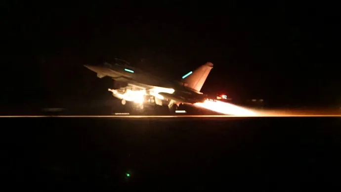 A brit légierő Typhoon vadászgépe felszáll ciprusi bázisáról, hogy csatlakozzon a brit és amerikai akcióhoz, amiben jemeni húszi katonai célpontokra mértek légicsapásokat – Fotó: Uk Mod / Reuters