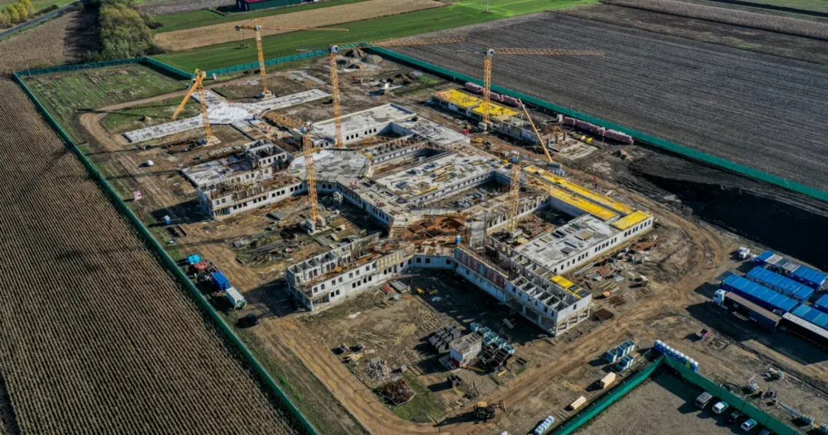 Szeptember végén átadják a csengeri okosbörtönt, de előtte még törvényt kell módosítani