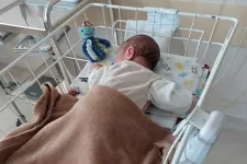 Alig néhány órás újszülöttet találtak a szolnoki kórház inkubátorában