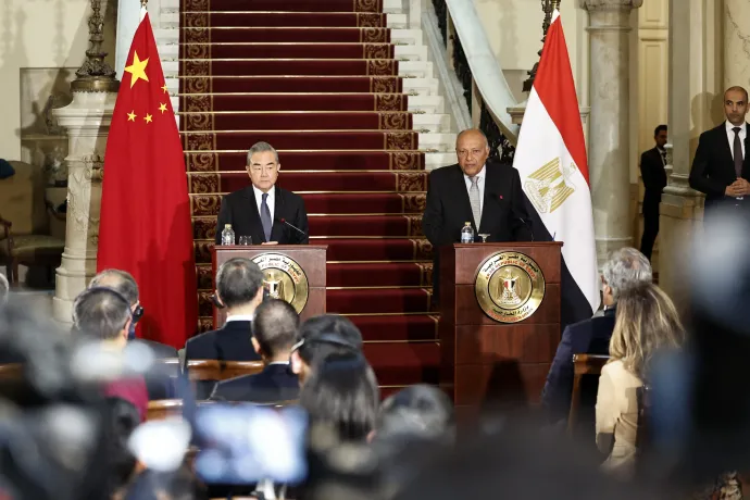 Vang Ji, a kínai diplomácia vezetője és Számeh Sukri egyiptomi külügyminiszter – Fotó: Khaled Desouki / AFP or licensors