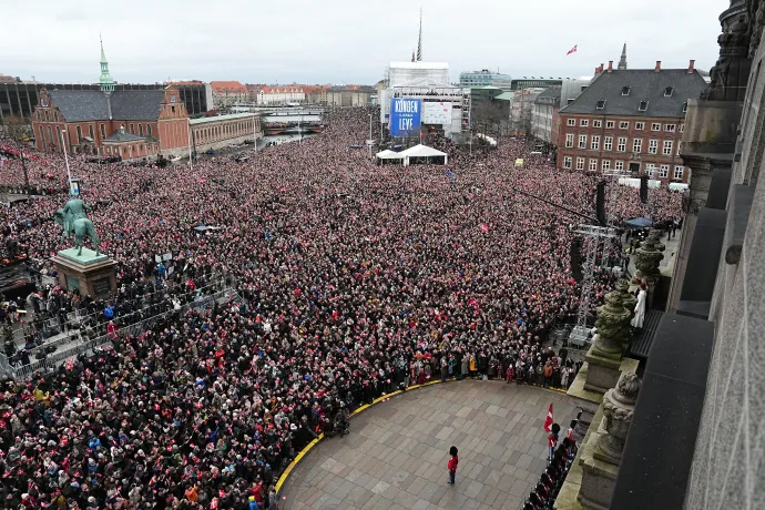 X. Frigyes dán király trónra lépése miatt összegyűlt tömeg a koppenhágai Christiansborg-palota előtt 2024. január 14-én – Fotó: Mads Claus Rasmussen / AFP