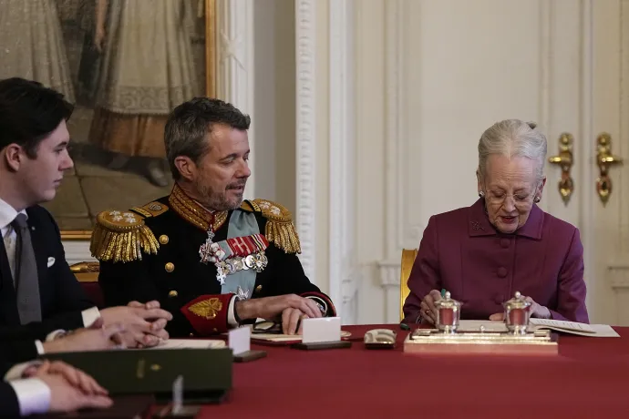 II. Margit dán királynő aláírja a lemondó nyilatkozatát 2024. január 14-én, Koppenhágában – Fotó: Mads Claus Rasmussen / Ritzau Scanpix / AFP