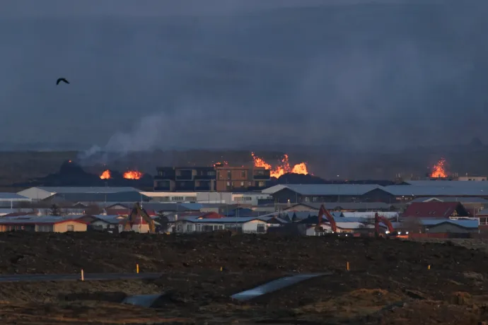 A lávafolyam már elérte Grindavíkot, több ház is kigyulladt az izlandi városban