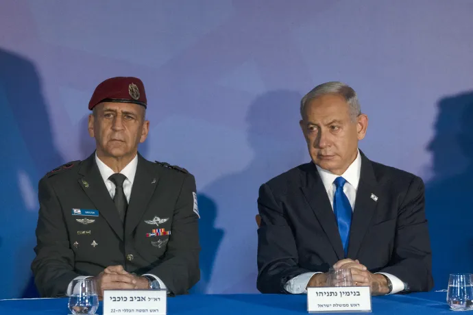 Aviv Kohavi az izraeli hadsereg leköszönő főparancsnoka és Benjámin Netanjahu izraeli miniszterelnök a hadsereg új vezérkari főnökének kinevezési ünnepségén Jeruzsálemben 2023. január 16-án – Fotó: Maya Alleruzzo / AFP