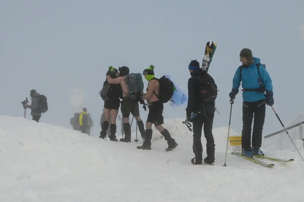 Pucérkodás a téli divat Csehország legmagasabb hegyén